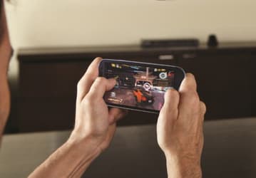 Все больше людей играют на смартфонах