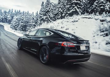 Tesla обновила прошивку автомобилей из-за недавних пожаров