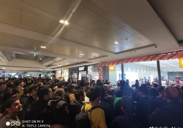 Фотогалерея дня: фирменный магазин Xiaomi открылся в Риме с большим ажиотажем