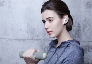Вдвое дешевле AirPods. В России представлены полностью беспроводные наушники Xiaomi Mi True Wireless Earphones