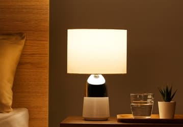 Весь корпус прикроватной лампы Xiaomi Two-Piece Bedside Table Lamp является сенсорным