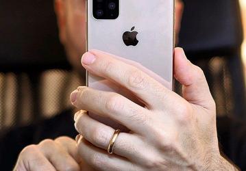 Самое реалистичное изображение iPhone XI в руках пользователя