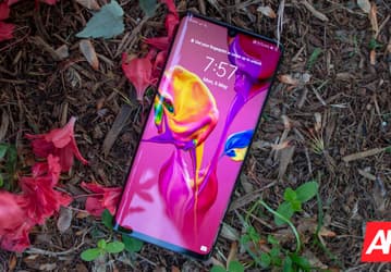 Вину не признала. Huawei убрала рекламу с экрана блокировки смартфонов