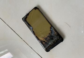 Samsung Galaxy S10 загорелся во время зарядки