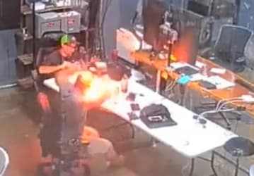 Видео дня: вздувшийся аккумулятор iPhone взорвался прямо на камеру