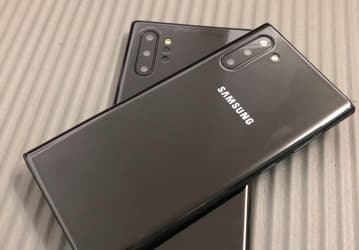 Реалистичные макеты Samsung Galaxy Note10 и Galaxy Note10+ сфотографированы со всех сторон
