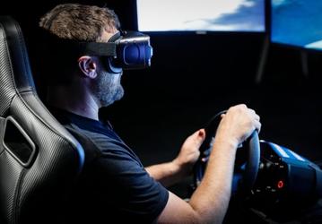 Гонщик управлял реальной машиной при помощи шлема Samsung Gear VR и смартфона Samsung Galaxy S10 5G