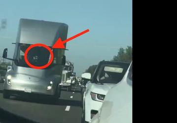 Видео дня: грузовик Tesla Semi едет по шоссе без водителя за рулём