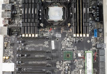 Фото дня: прототип гигантской системной платы EVGA с 10 слотами для оперативной памяти 