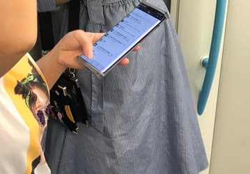 Huawei Mate 30 сфотографировали в руках пользователя. Смартфон облачен в странный чехол