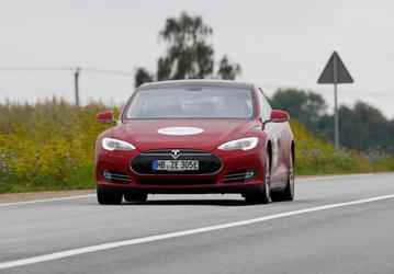 Владелец электромобиля Tesla обвинил производителя в уменьшении емкости батареи обманным путем