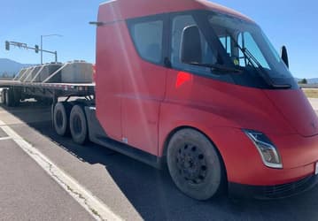 Электрический грузовик Tesla Semi с полной нагрузкой подтвердил заявленную автономность
