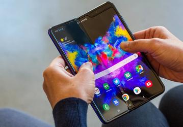 Смартфон Samsung Galaxy Fold со сгибающимся экраном поступит в продажу 5 сентября