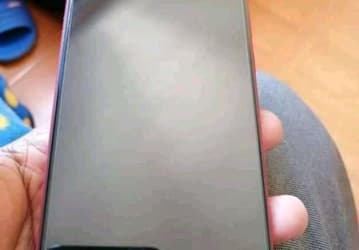 Смартфон Redmi 8 позирует на живых фото в руках пользователя