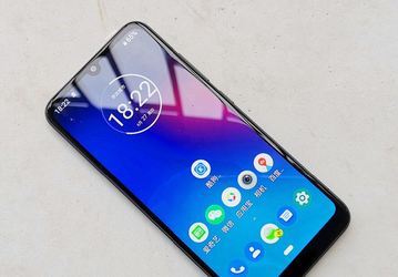 Каплевидный вырез и двойная камера: смартфон Moto E6 Plus позирует на живых фото