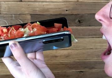 Вторую версию гибкого смартфона Samsung Galaxy Fold разобрали по винтику. Скандальную разборку довели до конца
