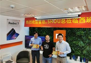 Xiaomi начнет продавать Mix Alpha в Европе? Глава компании привез смартфон в Испанию