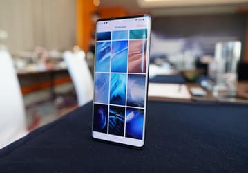 Первый смартфон с экраном-водопадом теперь доступен с 12 ГБ ОЗУ
