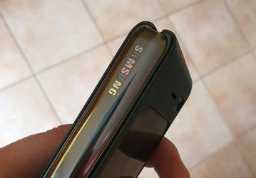 Буквы бегут с корабля. У одного из пользователей Samsung Galaxy Fold логотип начал «осыпаться»