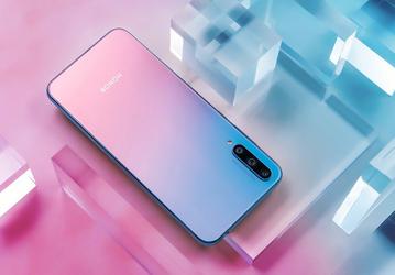 «Идеальный» молодёжный смартфон Honor позирует перед сегодняшним анонсом