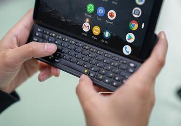 Ничто не заменит кнопок на клавиатуре. Боковой слайдер с настоящей QWERTY снова в игре