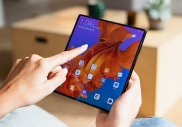 Samsung Galaxy Fold недолго осталось страдать в одиночестве. Названа дата старта продаж складного смартфона Huawei Mate X
