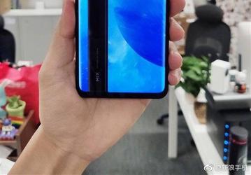 Фото Xiaomi Mi Mix Alpha в защитном чехле вызывает массу вопросов