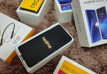 «Убийца Xiaomi» позирует на множестве «живых» фото 