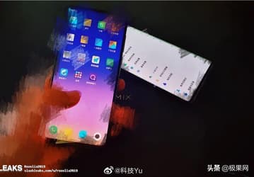 Настоящие смартфоны Xiaomi Mi Mix 4 и Mi Note 10 в рабочем состоянии позируют на совместном фото