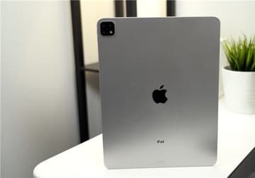 Планшет iPad Pro 2019 с тройной камерой, как у iPhone 11 Pro, позирует на живых фото
