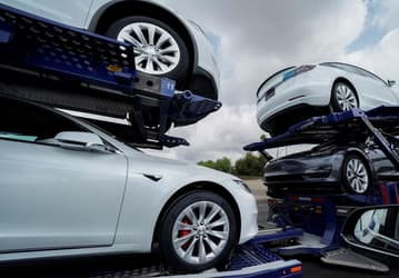 Если электромобиль Tesla, едущий под управлением функции Smart Summon, попадет в ДТП, отвечать придется его водителю
