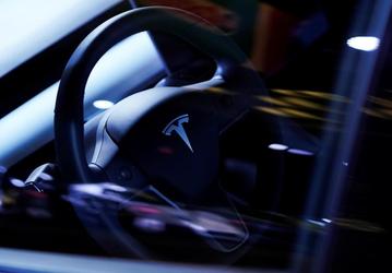 NHTSA рассматривает петицию, связанную с обновлением программного обеспечения электромобилей Tesla, которое уменьшило их пробег на одной зарядке