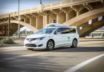 Теперь по-настоящему беспилотные такси. Сервис Waymo One сделал шаг вперёд