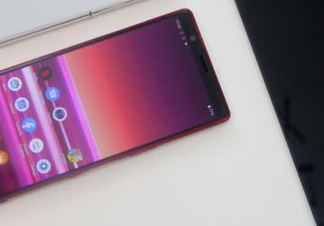 Настоящий компактный флагман Sony Xperia 5 поступил в продажу. При покупке дарят дорогие наушники