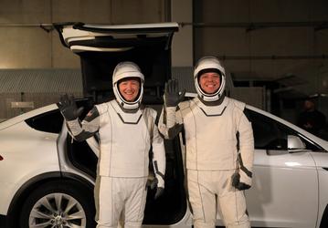 Tesla Model X стал официальным автомобилем для астронавтов SpaceX