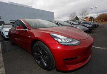 Автомобили Tesla скоро смогут разговаривать с пешеходами