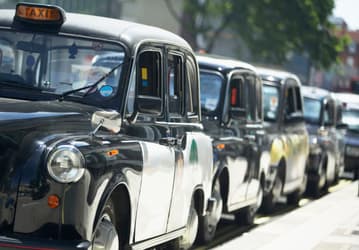 В Великобритании начались испытания беспроводной зарядки электромобилей-такси