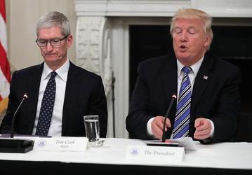 «Мы вам постоянно помогаем, а вы…»: Трамп обиделся на Apple