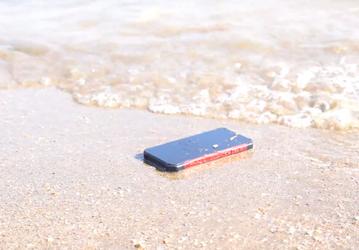 Неубиваемый телефон с защитой IP69K проходит испытания падениями и водой