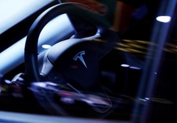 NHTSA рассмотрит жалобы на внезапное ускорение, затрагивающие 500 000 электромобилей Tesla