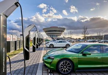 Porsche открывает самый мощный в Европе «парк зарядки электромобилей»