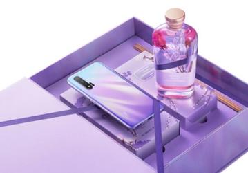 Huawei начинает продажи праздничной версии лучшего в мире селфифона по будничной цене