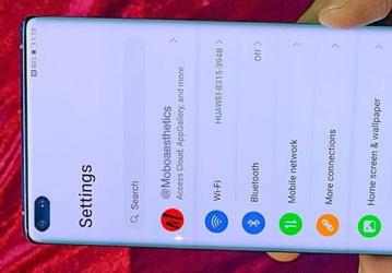 Включенный Huawei P40 Pro в руках пользователя