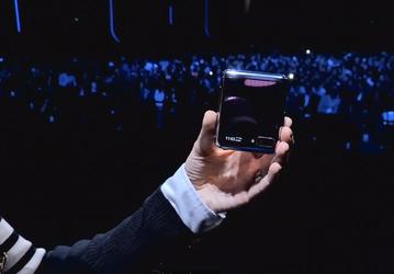 Представлен Samsung Galaxy Z Flip. Стекло на экране, самоочищающийся шарнир и цена ниже ожидаемой