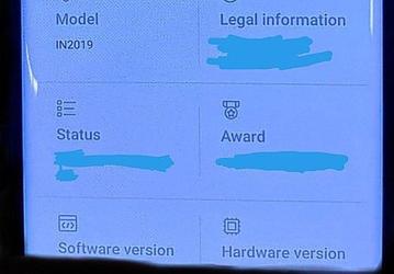 OnePlus 8 с врезанной камерой позирует вживую