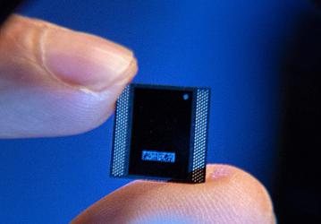 Размером с ноготь. Intel показала свой самый необычный процессор