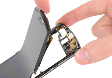1 из 10. Новый Motorola Razr 2019 провалил тест на ремонтопригодность