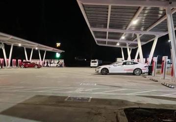 Tesla открыла крупнейшую в мире станцию Supercharger 