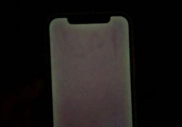 Снова iPhone 12, и снова проблемы с экраном. На этот раз он зеленеет