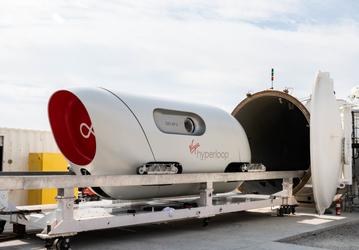 Первая поездка пассажиров в капсуле Hyperloop прошла успешно